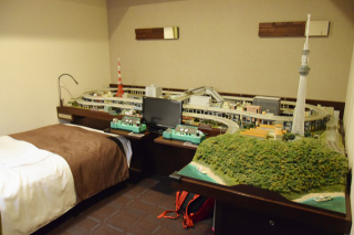 Illustration for article titled A Hotel Room Where Train Nerds Can Get Action. Train Action.